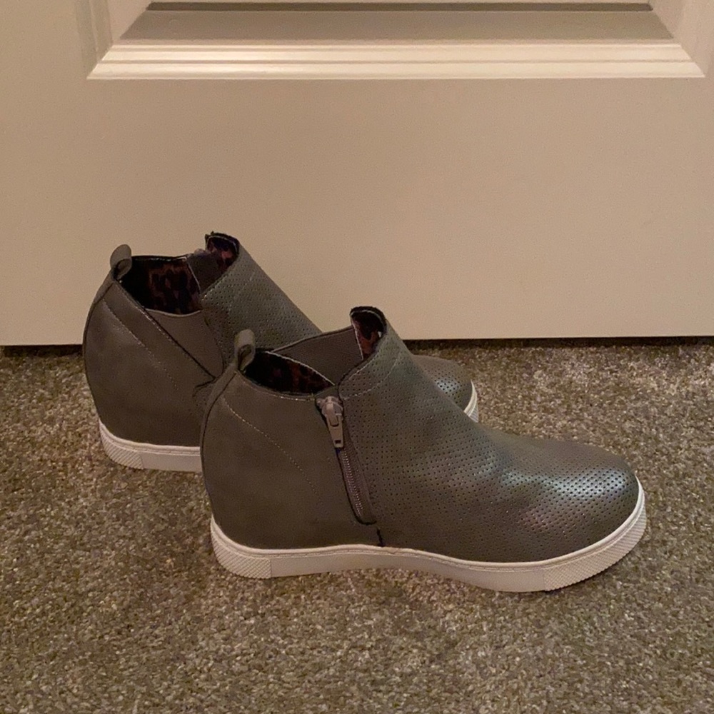 Silver Steve Madden wedges. Size 7